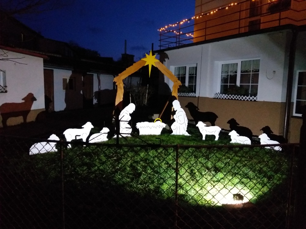 Vnuci vyrobili babičce a dědovi zahradní betlém, ten těší nejen prarodiče, ale i kolemjdoucí