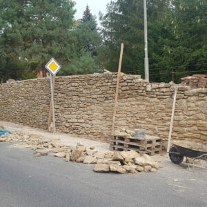 Oprava hřbitovní zdi v České ulici si vyžádá od dubna dočasné dopravní omezení a provoz řízený semafory