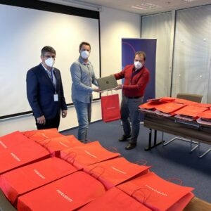 Z Foxconnu putuje čtyřiadvacet notebooků napříč neziskovým sektorem v regionu