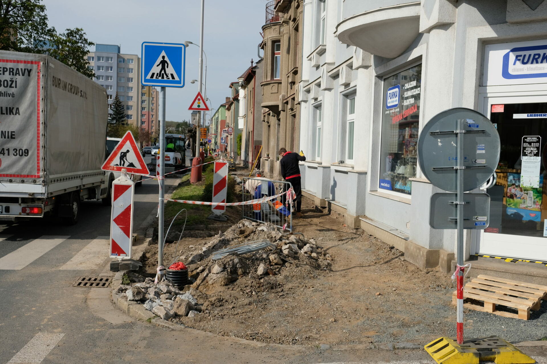 Rekonstrukce chodníků postupuje Masarykovou ulicí