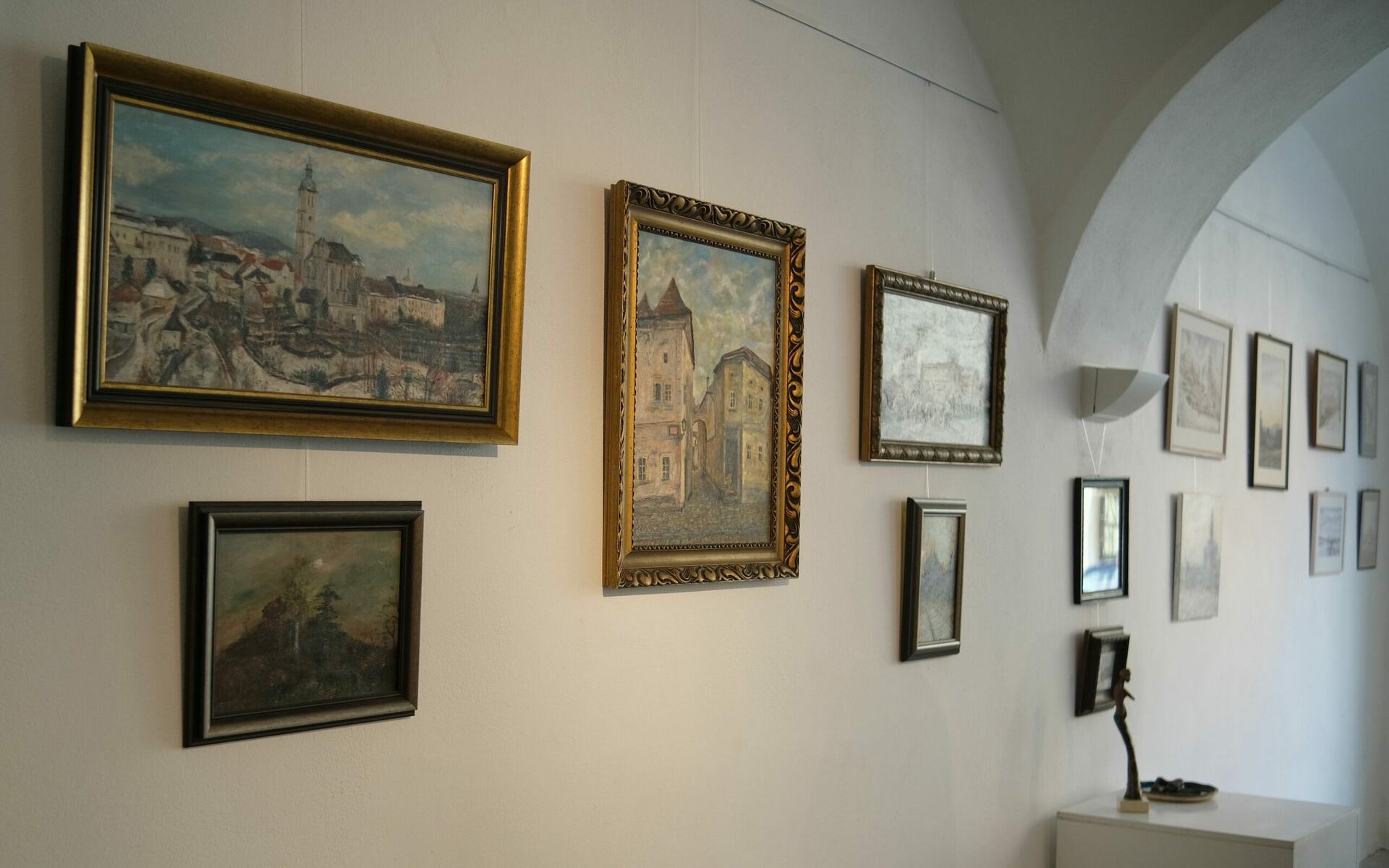 Výstava olejomaleb a akvarelů Jitky Rudolfové a keramických sošek Moniky Pravdové potrvá ve Spolkovém domě do 27. června