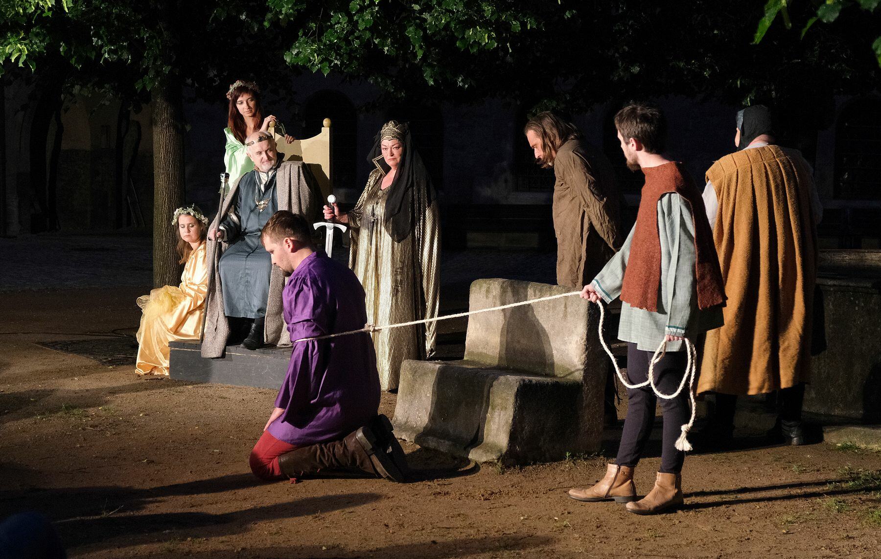 Obrazem: Nádvoří Vlašského dvora patřilo v sobotu večer romantické pohádce pro dospělé Radúz a Mahulena