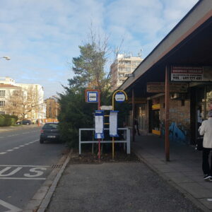 Autobusová zastávka u pošty v Masarykově ulici bude z důvodu pokračující rekonstrukce chodníků dočasně přemístěna před Tylovo divadlo