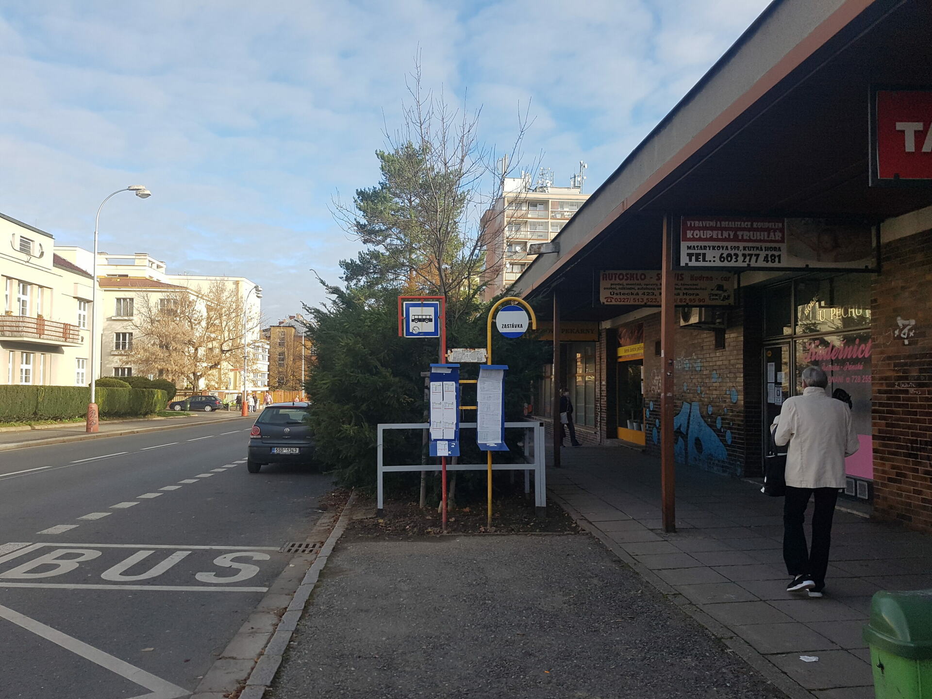 Autobusová zastávka u pošty v Masarykově ulici bude z důvodu pokračující rekonstrukce chodníků dočasně přemístěna před Tylovo divadlo