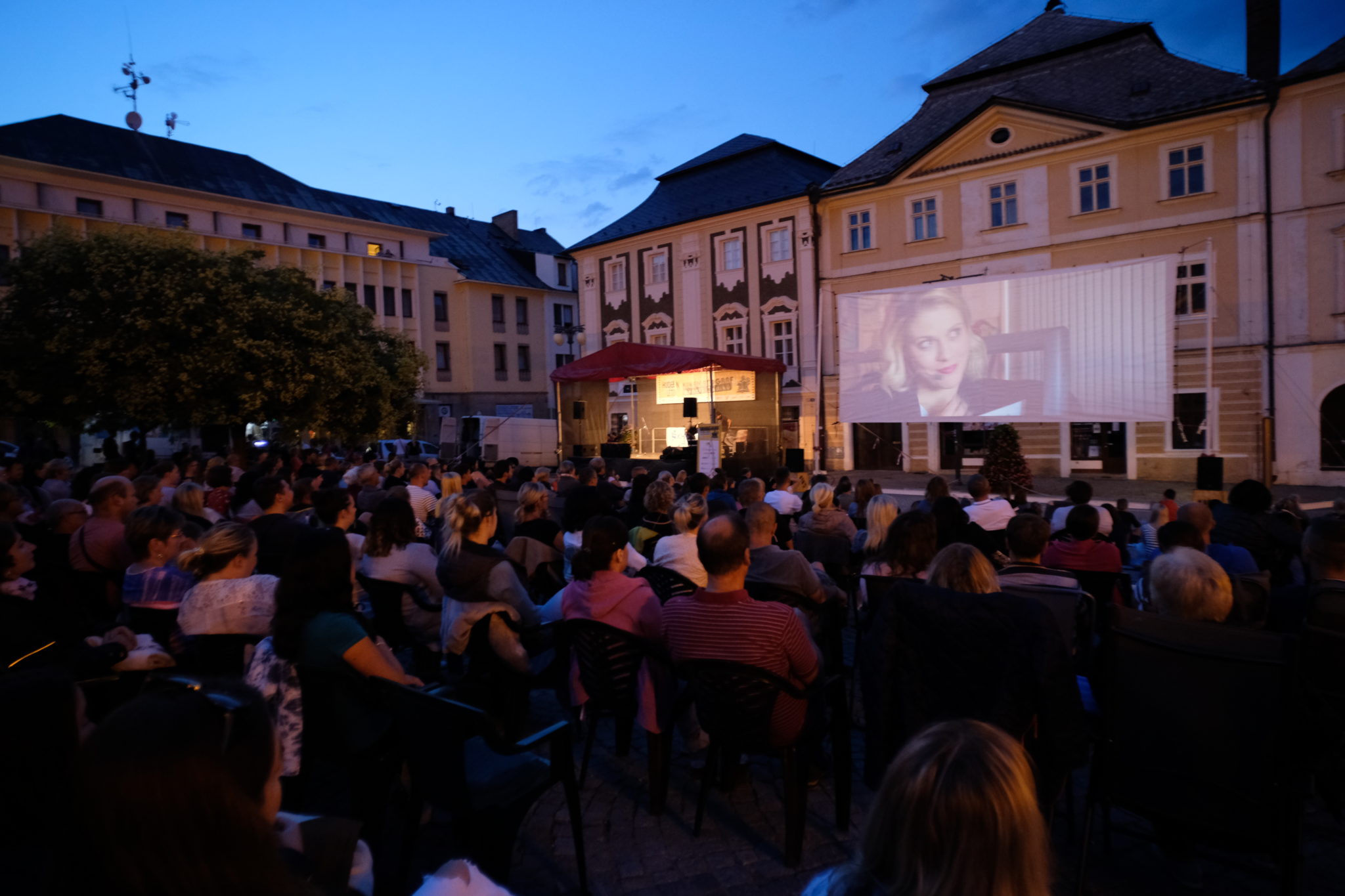 Kinematograf bratří Čadíku nabídne na Palackého náměstí filmy i koncerty pod otevřeným nebem