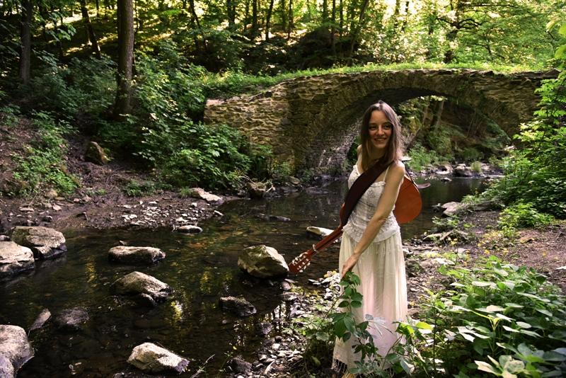 Recitál zpěvačky, kytaristky a tanečnice Lucie Zhory se uskuteční 2. srpna od 18 hodin v ArcusGallery v Husově ulici v Kutné Hoře