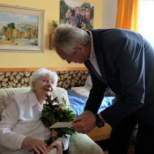 K významnému životnímu jubileu popřál paní Haně Betuštiakové starosta města Kutné Hory Josef Viktora