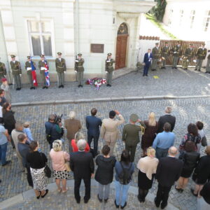Obrazem: V Kutné Hoře slavnostně odhalili pamětní desku světově proslulému heraldikovi Jiřímu Loudovi