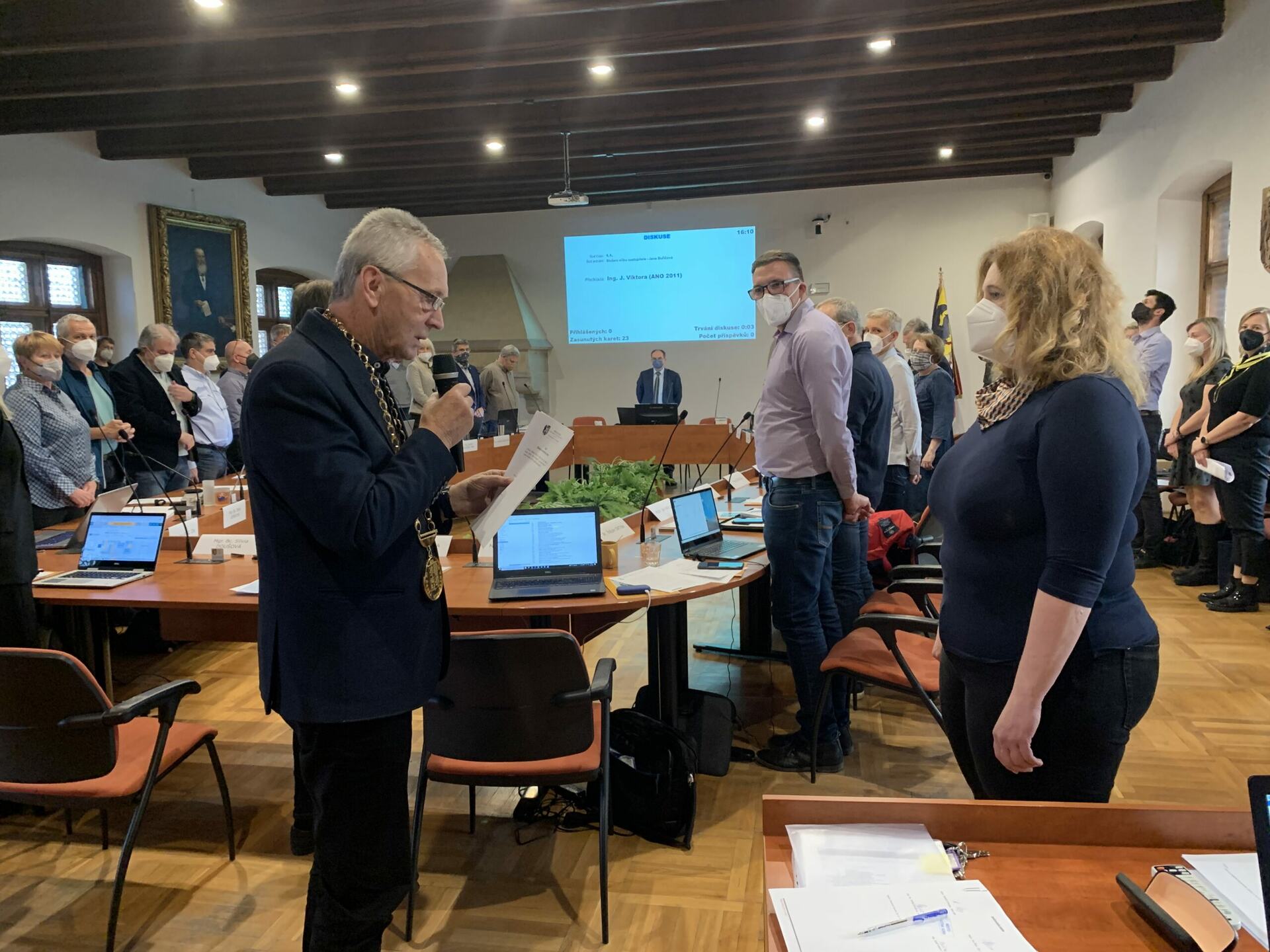 Nová zastupitelka města podepsala slib a zasedla k jednacímu stolu