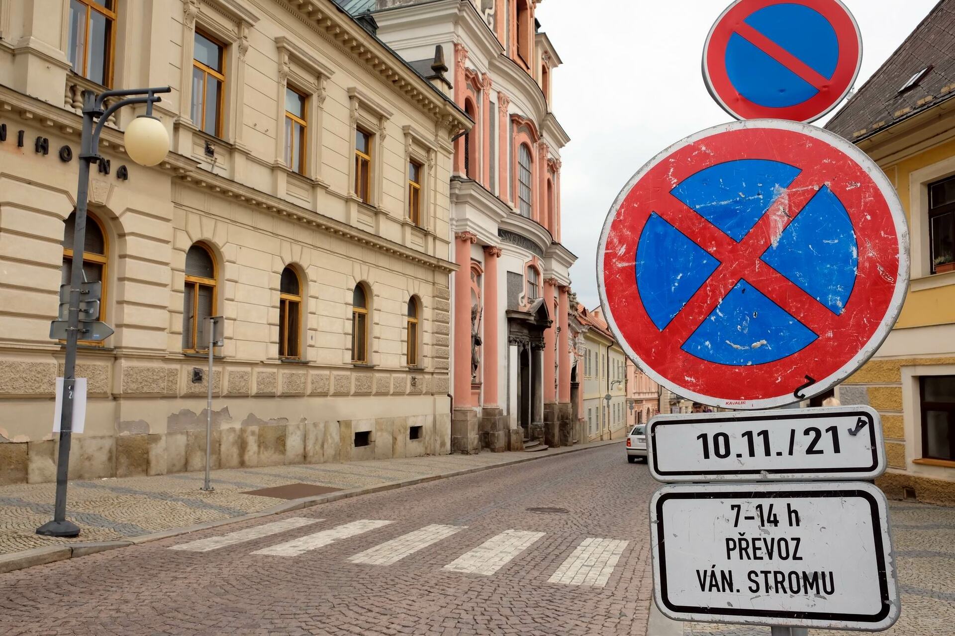 Transport vánočního stromu do centra města si 10. listopadu vyžádá dočasné zákazy zastavení v dotčených ulicích