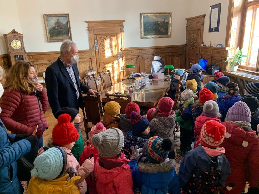 Děti z církevní mateřské školy před vánočními svátky potěšily návštěvou starostu města