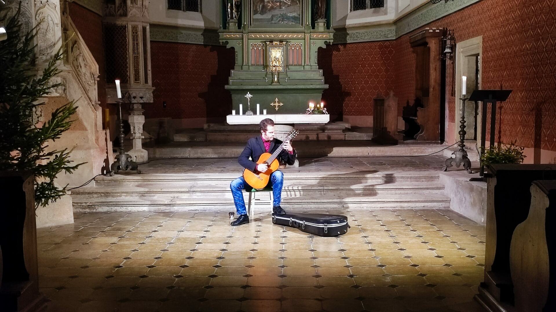 Kytarista Lukáš Sommer nadchl koncertem v kostele sv. Vavřince na Kaňku