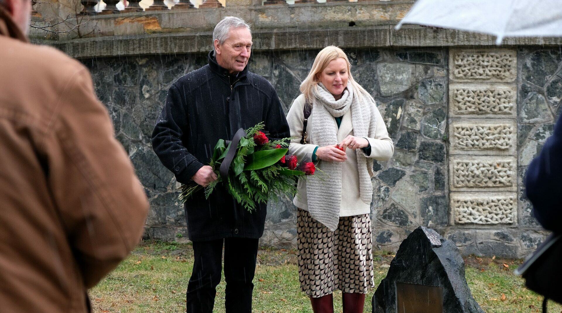 Položením kytice uctili památku Olgy Havlové