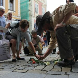 Akce Čistíme kutnohorské Stolpersteine zapojí veřejnost do péče o připomínku obětí holocaustu