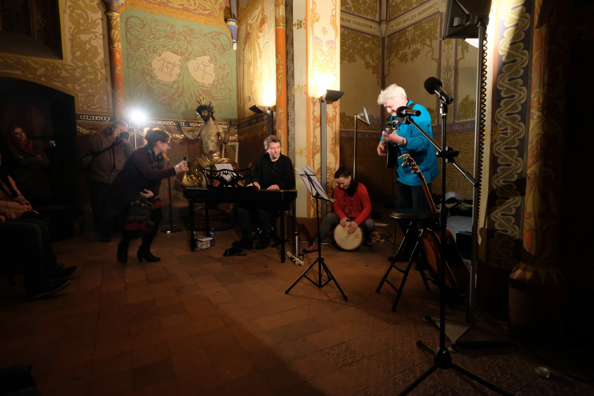 V kapli Vlašského dvora zněly příjemné melodie v podání skupiny Je to Jedno. Po vítání jara 20. března na nádvoří zahraje 30. března v kapli cimbálová muzika