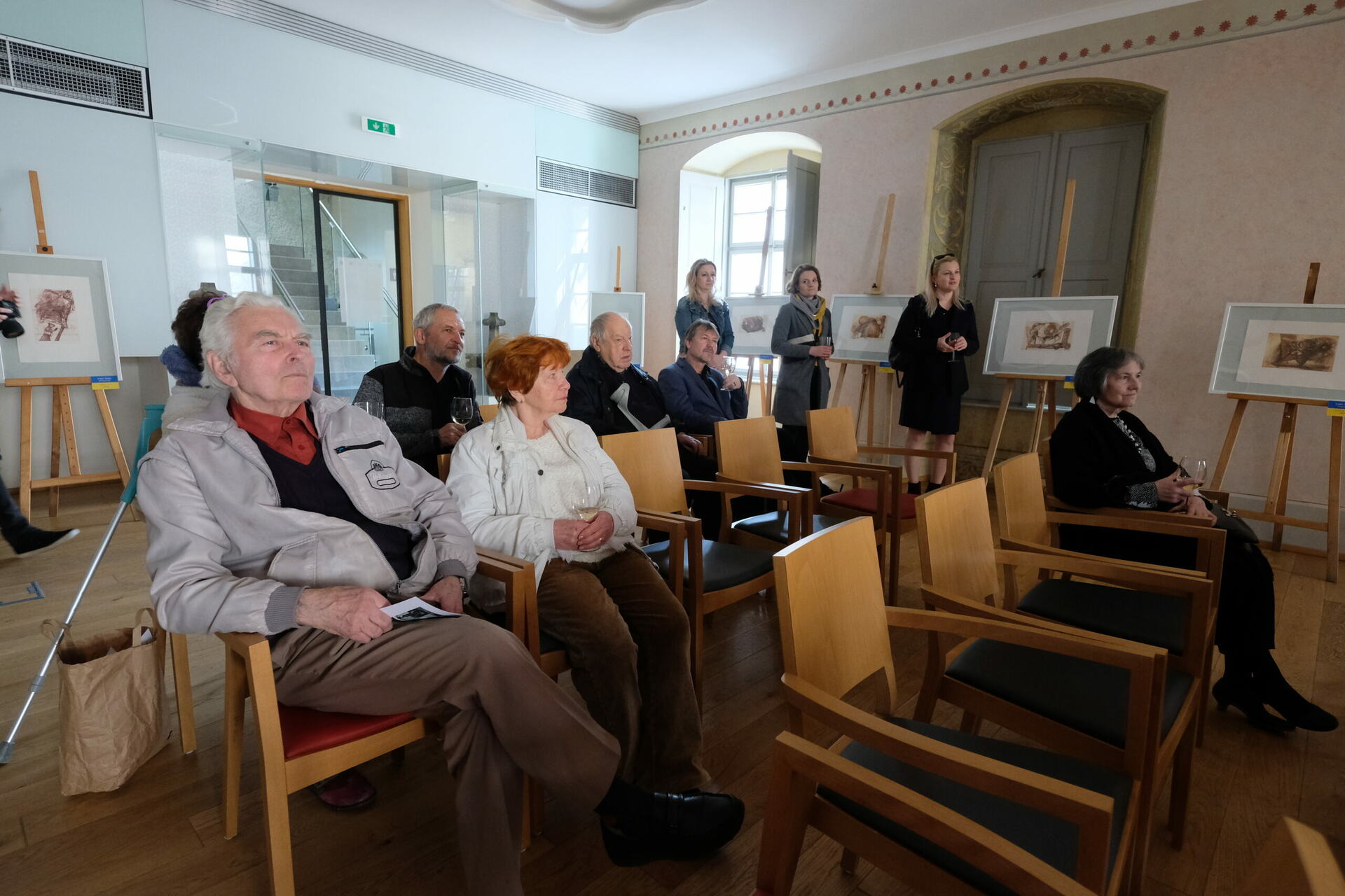 Karel Demel věnoval grafiky na podporu Ukrajiny, prodejní výstava je k vidění v Dačického domě do 8. dubna