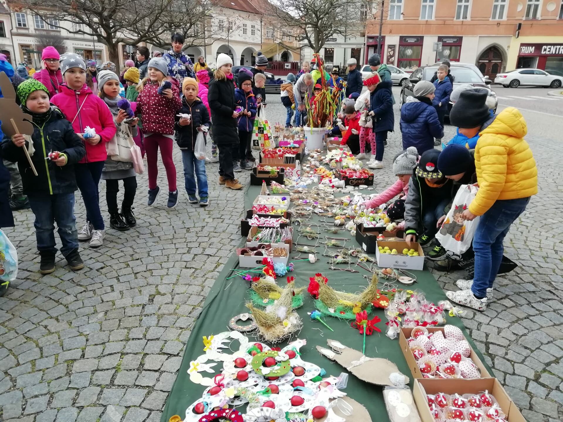 Velikonoční jarmark ZŠ Žižkov se po dvou letech vrátil na Palackého náměstí