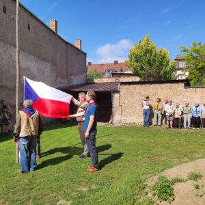 Skauti při společném setkání zavzpomínali a vztyčili vlajku