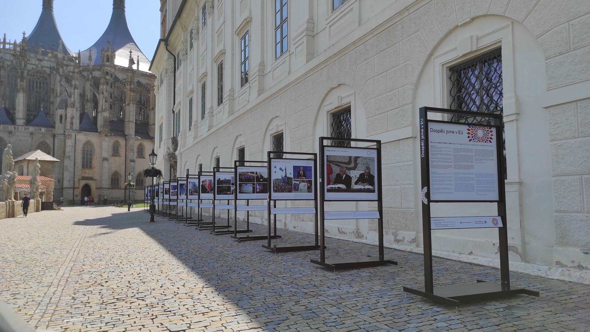 Putovní výstava u příležitosti výročí 18 let ČR v EU je od 20. července k vidění před jezuitskou kolejí