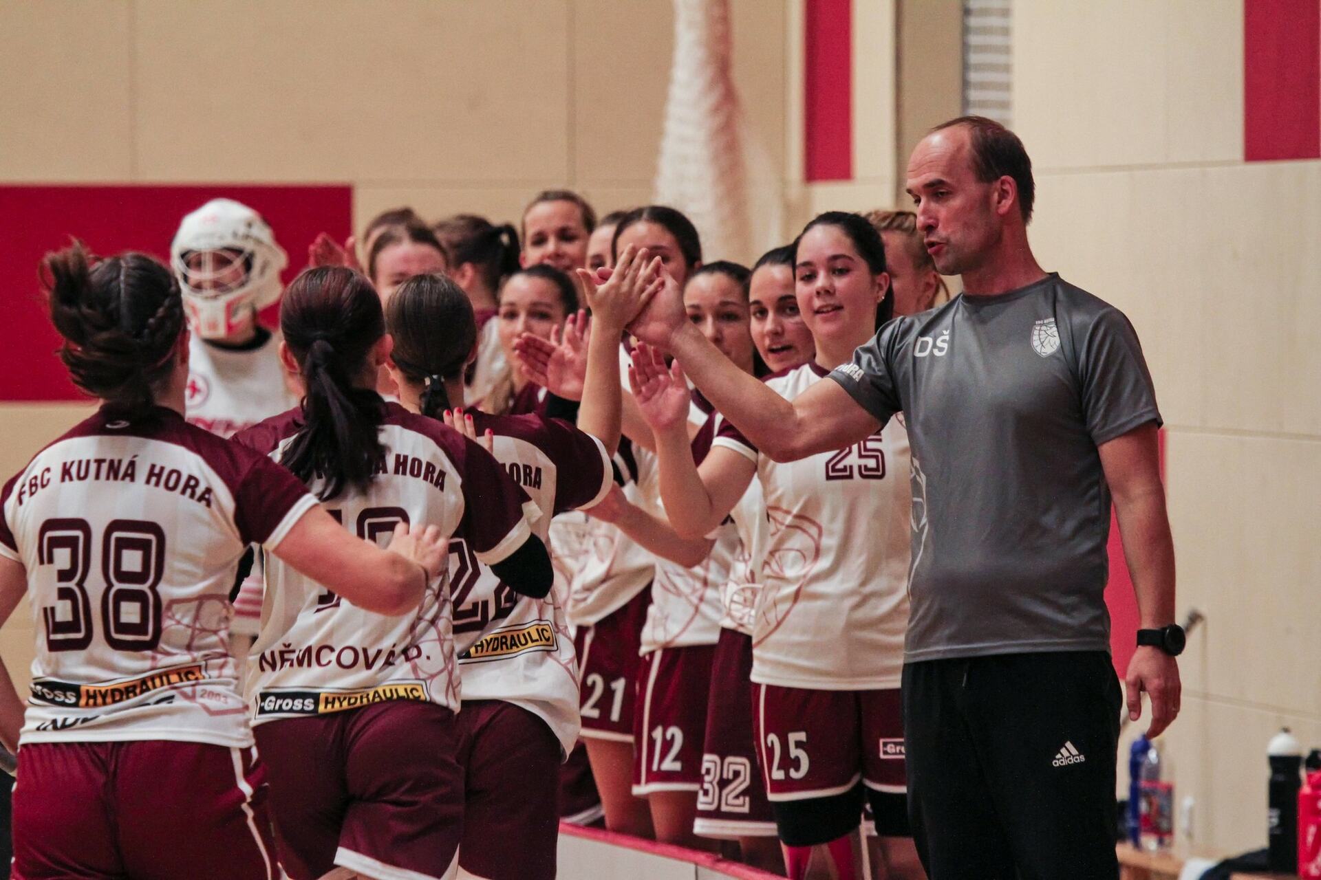 O víkendu odehrály ženy florbalového oddílu FBC Kutná Hora dva domácí zápasy ve sportovní hale Klimeška s týmy z přední poloviny tabulky