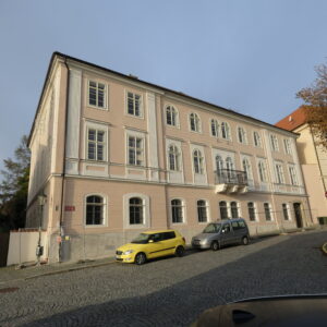Třetí etapa obnovy fasády městského bytového domu na náměstí Národního odboje byla dokončena