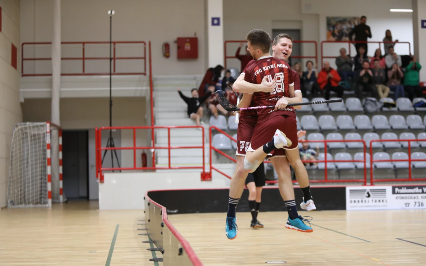 Mužský A-tým FBC Kutná Hora si připsal další domácí vítězství a udržel tak svou neporazitelnost ve sportovní hale Klimeška