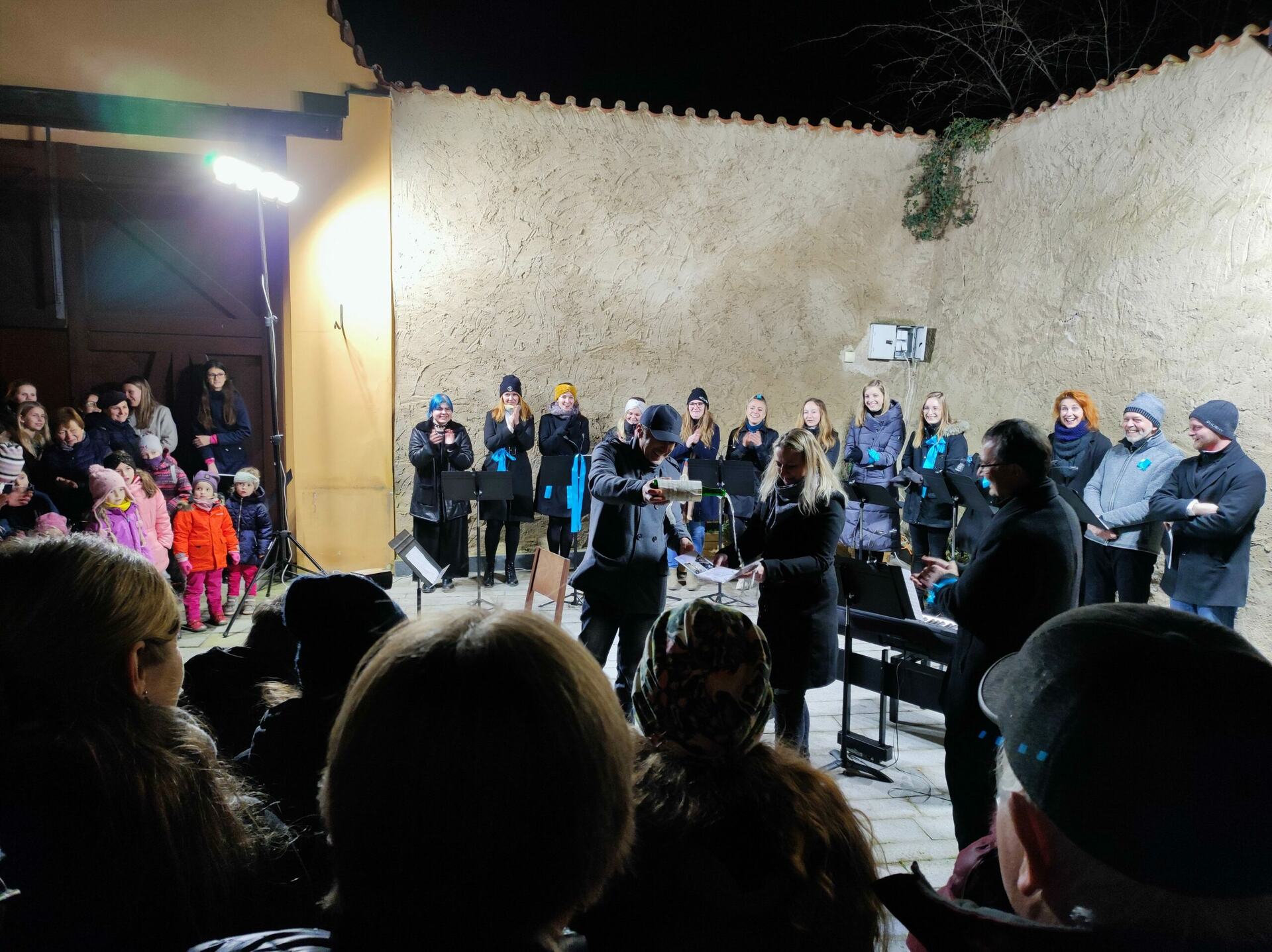 Při adventním podvečeru v ZUŠ pokřtili i CD pěveckého sboru Caritas