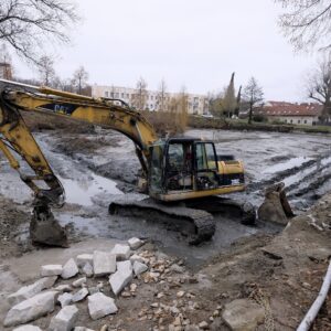 Součástí revitalizace Lorčáku je odtěžení bahna, rekonstrukce obvodových opěrných zdí i obnova stávajícího stavidla