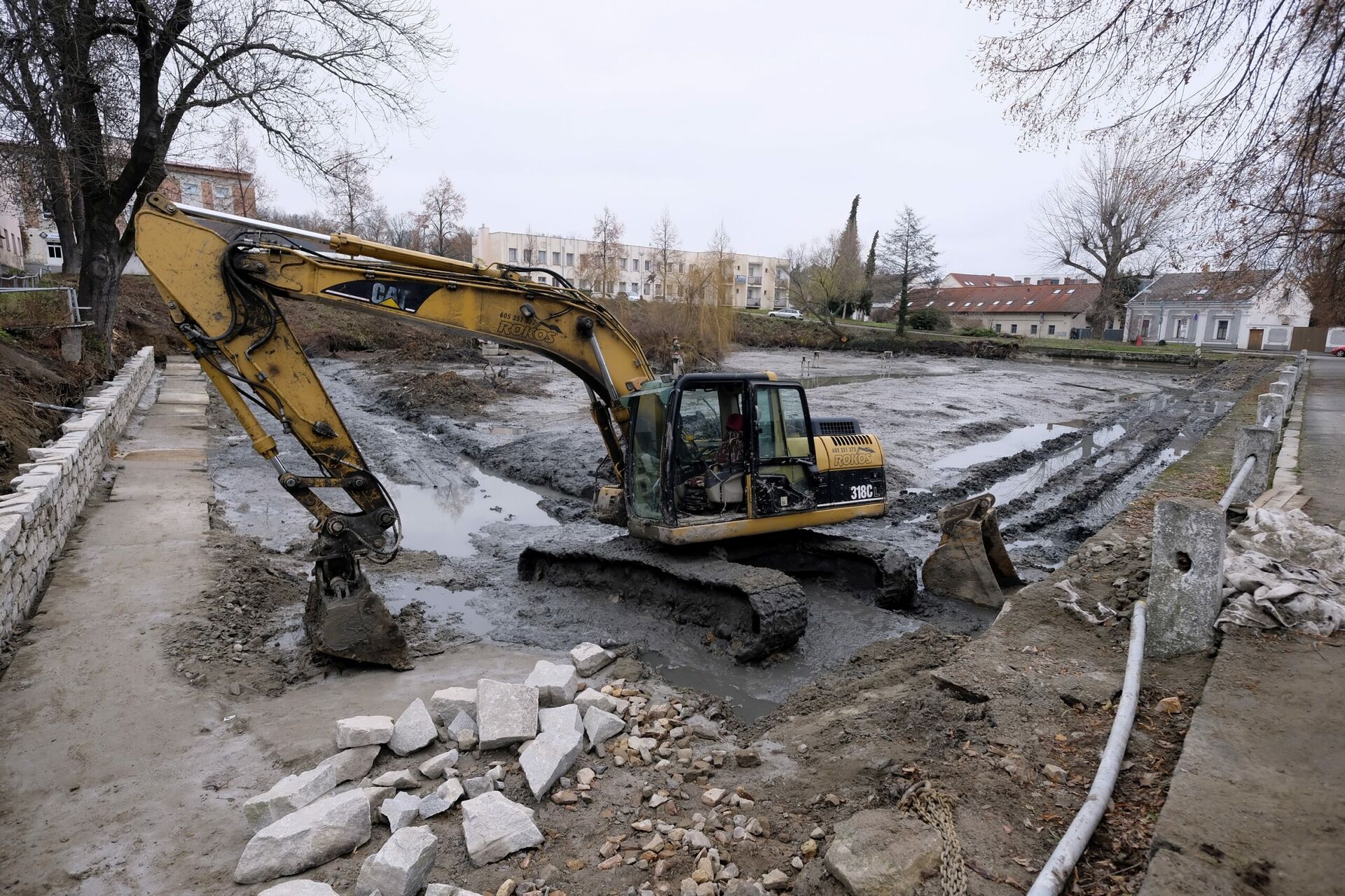 Součástí revitalizace Lorčáku je odtěžení bahna, rekonstrukce obvodových opěrných zdí i obnova stávajícího stavidla