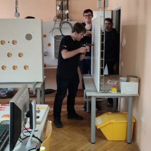 Studenti kutnohorské průmyslovky mají dílnu silnoproudé elektrotechniky, kterou vybudovali svépomocí