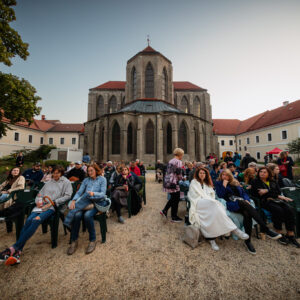 Letní kino v Rajském dvoře potěšilo milovníky Santiniho architektury