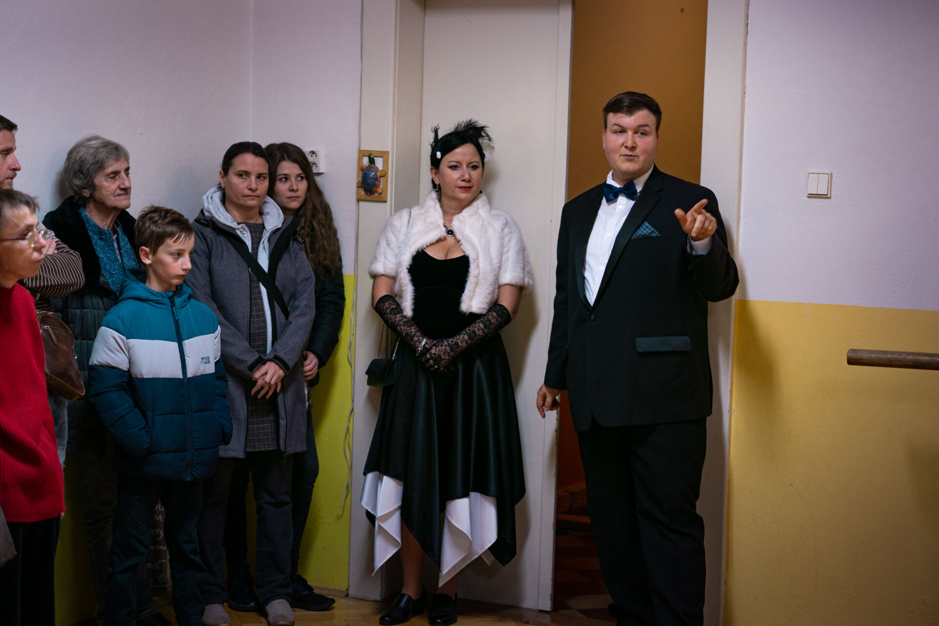 Podívat se tam, kam se běžně nepodíváte? Městské Tylovo divadlo nabídlo netradiční prohlídku do zákulisí