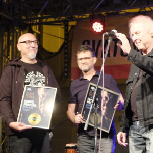 Ivo Vičar a Josef Opasek převzali z rukou Luboše Pospíšila Zlaté desky Supraphonu