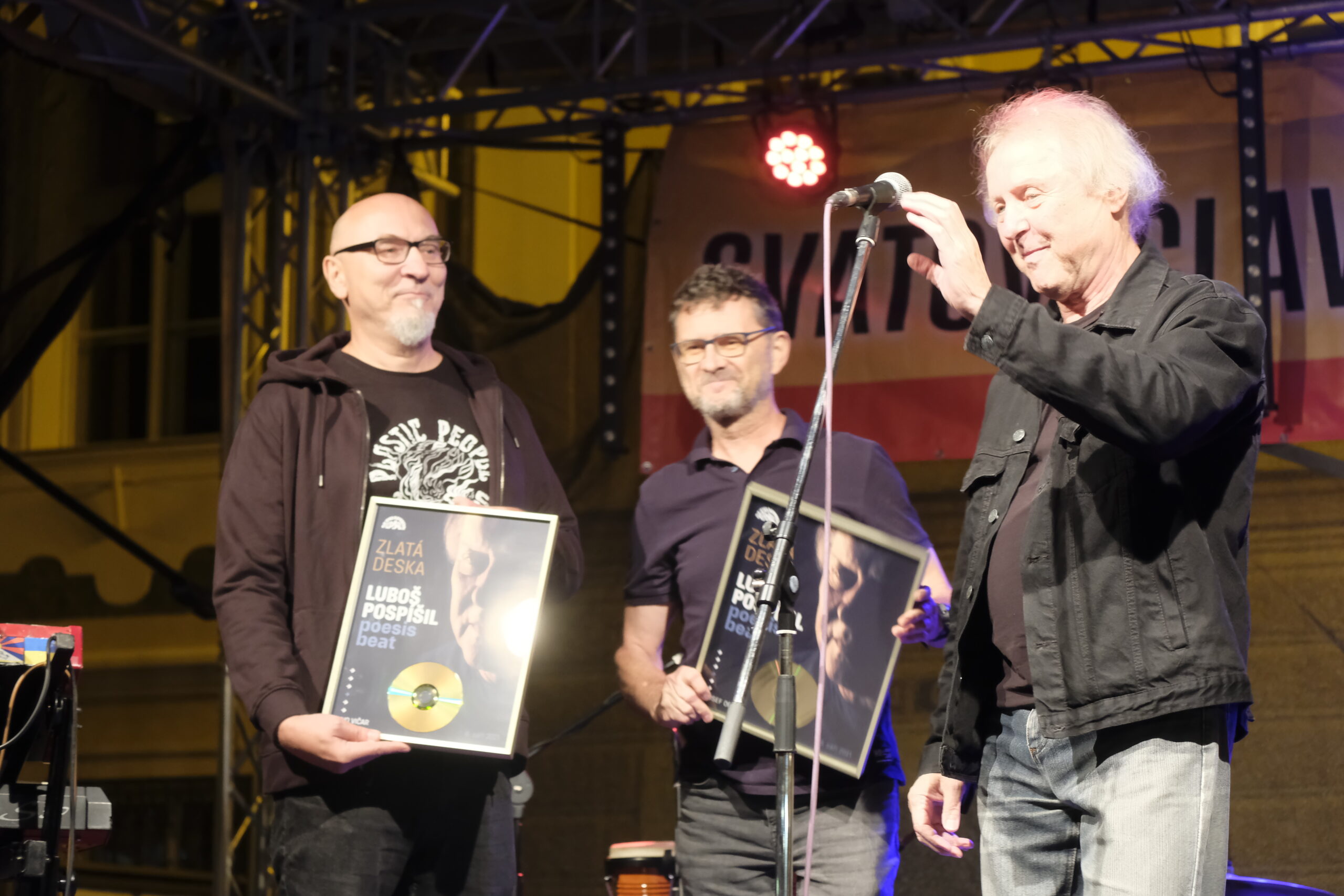 Ivo Vičar a Josef Opasek převzali z rukou Luboše Pospíšila Zlaté desky Supraphonu