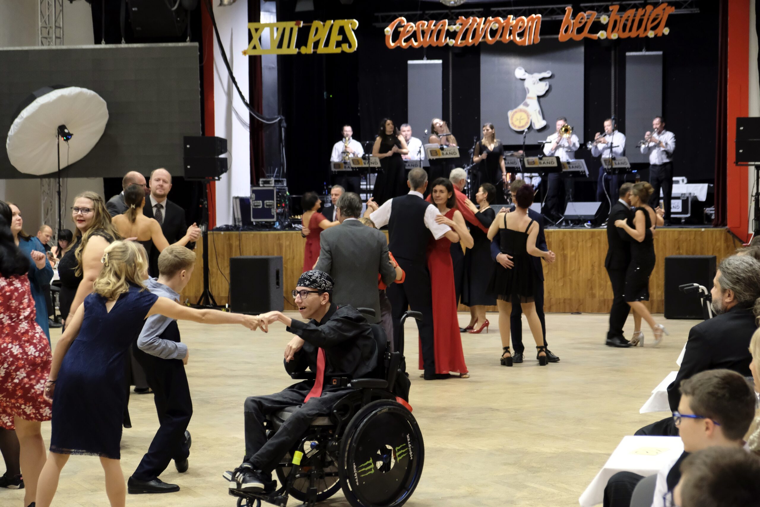 I tancem a dobrou zábavou lze pomáhat. Výtěžek benefičního plesu přispěje na vybudování dílny pro kluky