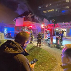 Noční požár v Trebišovské ulici si vyžádal evakuaci 12 osob, město jim zajistilo náhradní ubytování. Příčiny požáru jsou v šetření