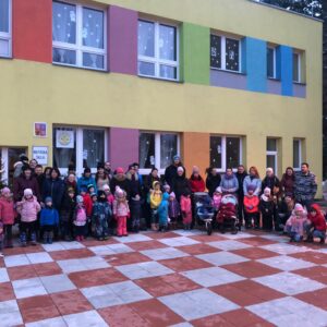 Při rozsvícení vánočních stromků v MŠ Kytička zazněly koledy, písničky i básničky