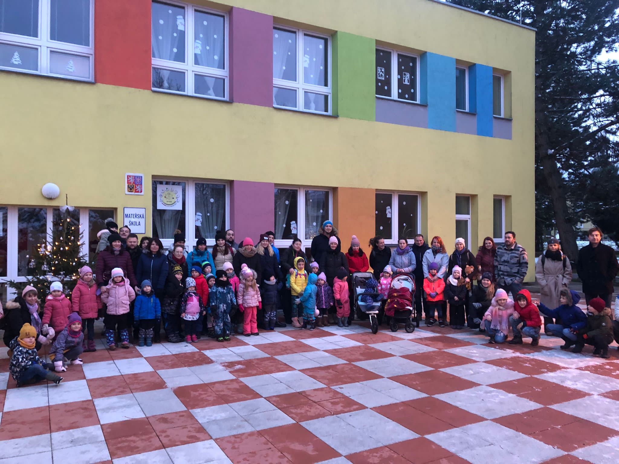 Při rozsvícení vánočních stromků v MŠ Kytička zazněly koledy, písničky i básničky