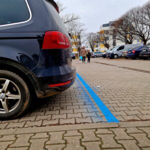 Město vymezilo čtyři parkovací místa na omezenou dobu 30 minut pro rodiče dětí z mateřské školy Sluníčko a Kytička