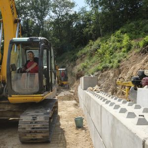 Zabezpečení nestabilního svahu u fotbalového stadionu Sparty pokračovalo v červnu pokládkou betonových bloků