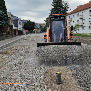 Provoz do Tyršovy ulice se má vrátit již v září, pokládka nového povrchu je v plánu 2. září stejně jako v ulicích U Nadjezdu a Pod Kaňkem