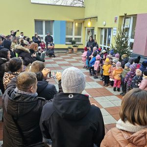 Areál MŠ Benešova zdobí první rozsvícený vánoční strom, další budou následovat