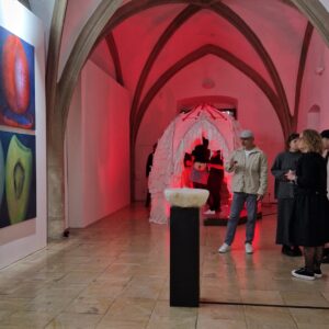 Jedinečná multimediální výstava Fabulae de Monte Cuthna na Hrádku stojí za vidění – příběhy z Hory Kutné v ní ožívají skrze současné umění