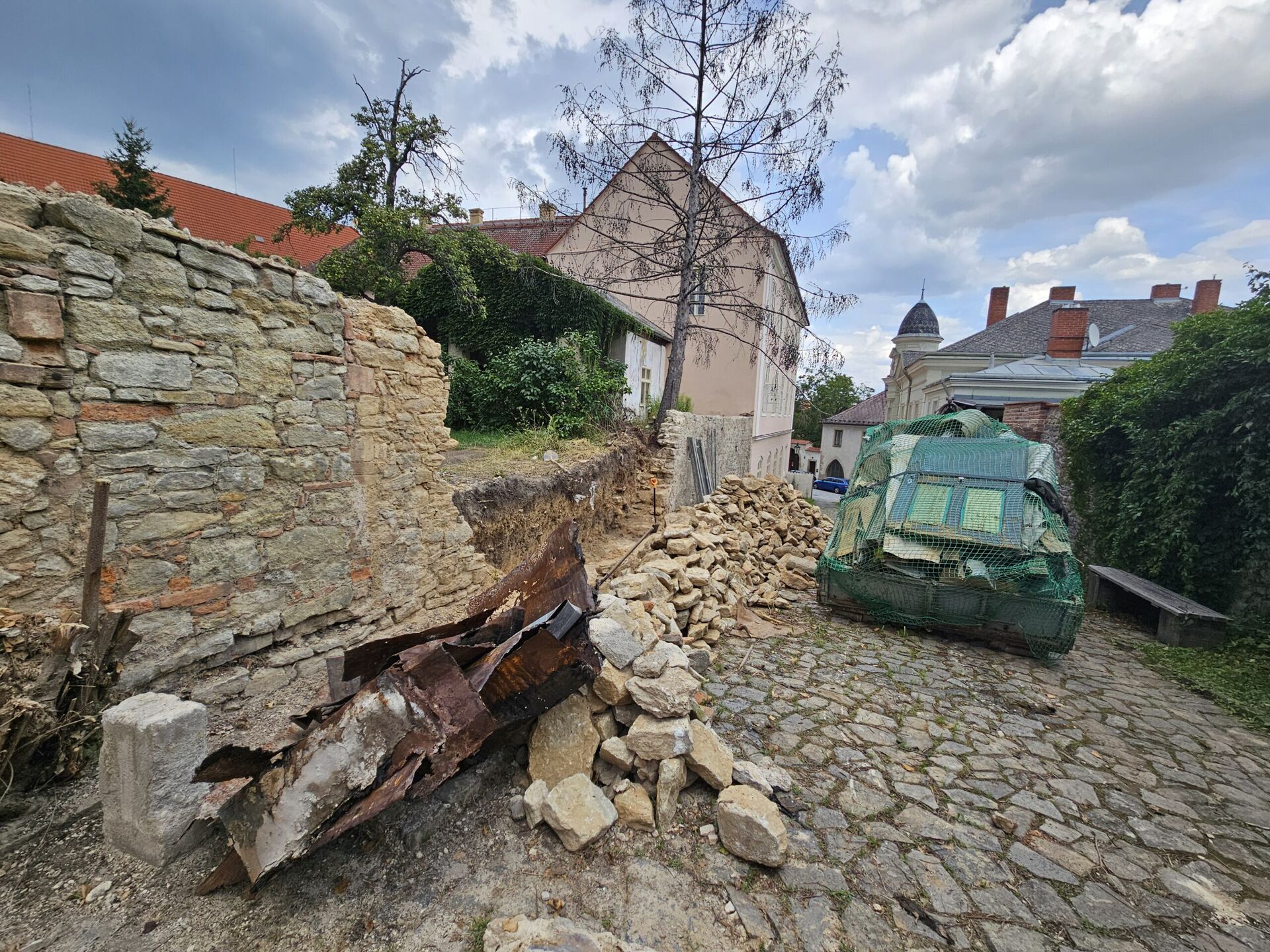 Město zahájilo opravu kamenné ohradní zdi u domu čp. 56 na náměstí Národního odboje