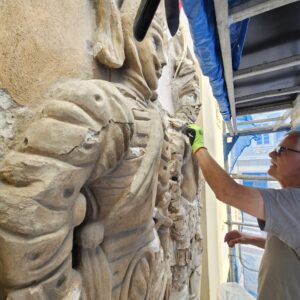 Rytíři na domě U Rytířů v Kutné Hoře jsou v péči akademického sochaře a restaurátora Josefa Pospíšila