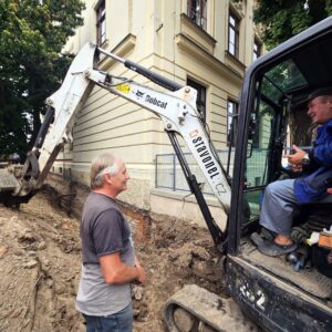 Modernizace, odvlhčení i archeologie: v ZŠ Kamenná stezka je živo i v létě