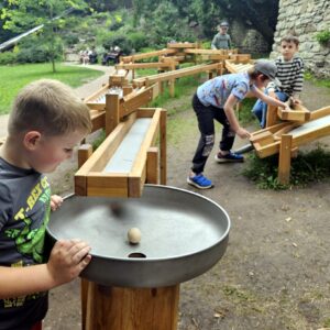 Kuličkodráha v parku pod Vlašským dvorem je v oblibě kluků, holčiček i rodičů