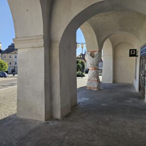 Podloubí historických domů nad Palackého náměstím bude opět ozdobou