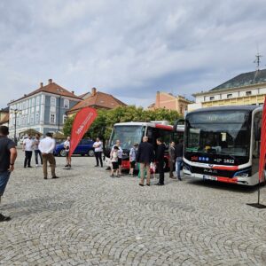 Na Palackého náměstí představili moderní elektrobusy, které zajišťují dopravu v Kutné Hoře a přilehlých obcích