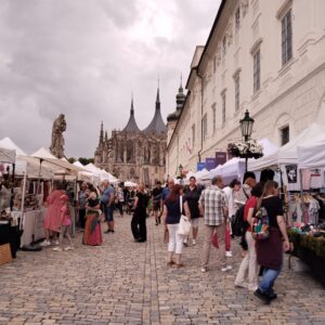 Oblíbený MINT MARKET – letos už podruhé u chrámu sv. Barbory – přilákal velké množství fanoušků autorských výrobků a delikates